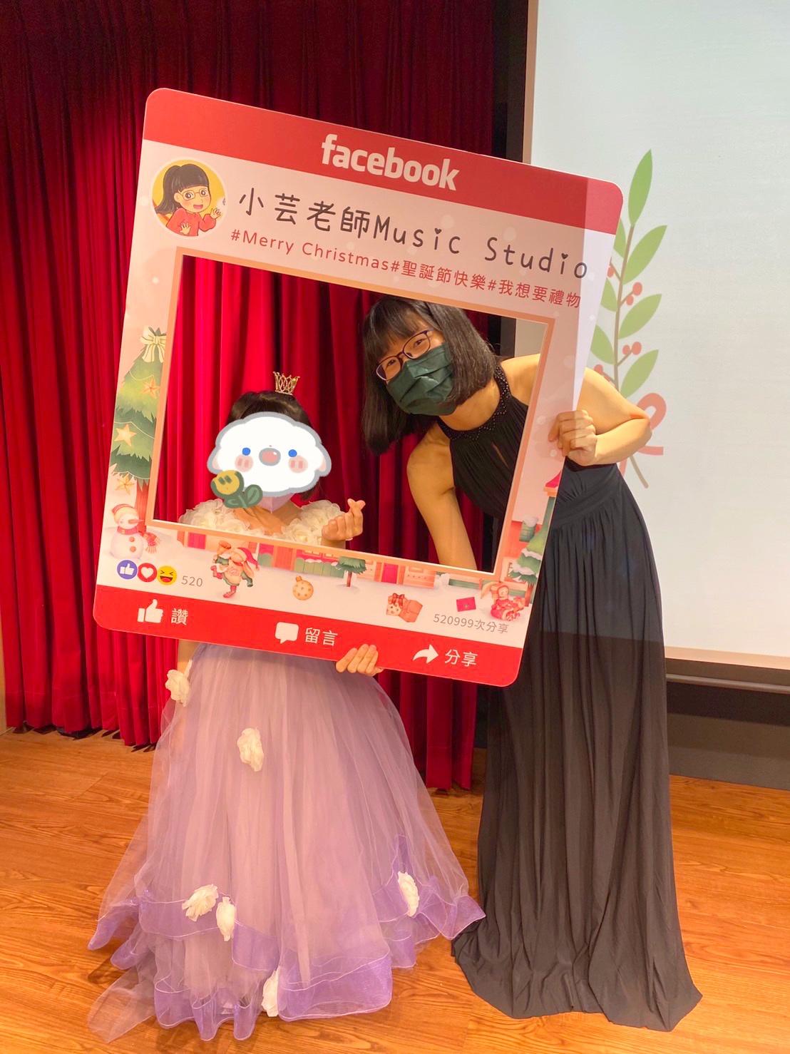 発表会で生徒と一緒に写る李佳芸先生