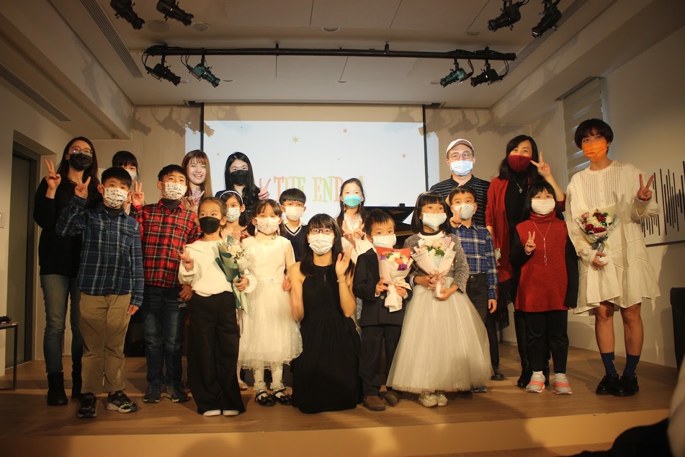 教室の発表会での集合写真